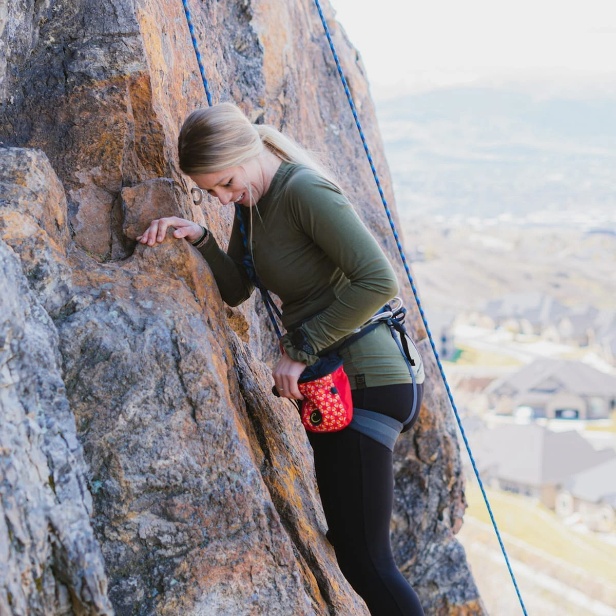 WOMEN'S PODIUM CREW SHIRT - Image 6